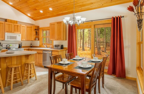 Winthrop Cabin | Alpine Woods cabin close to trails, ski in/out