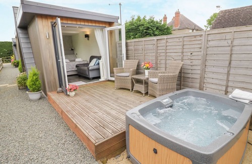 Bretforton Cottage | ALSTROEMERIA, romantic, character holiday cottage in Bretforton