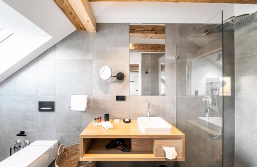 Ostringen Hotel | Alte Schule Tiefenbach