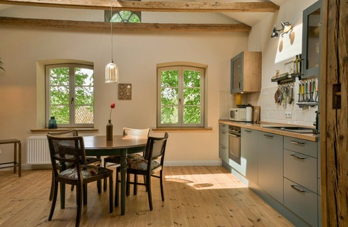 Strenglin House | Alter Lindenhof Gnissau – Spacious Apartment in Historic Manor House