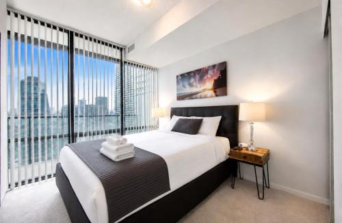 Bay Cloverhill Apartment | Altitude Suites on Bay - Downtown Toronto Near Toronto General Hospital & Eaton Centre