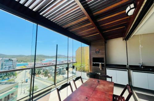 Cabo Frio Apartment | Alto Padrão vista lateral mar Jacuzzi privativa e piscina no condomínio