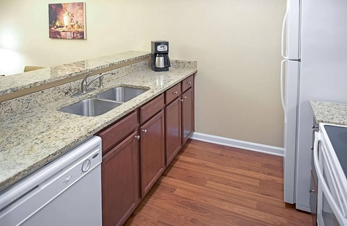 Berkeley Hotel | Always a Great Idea To Unwind! 2 Amazing Suites w/Kitchen and Living Room