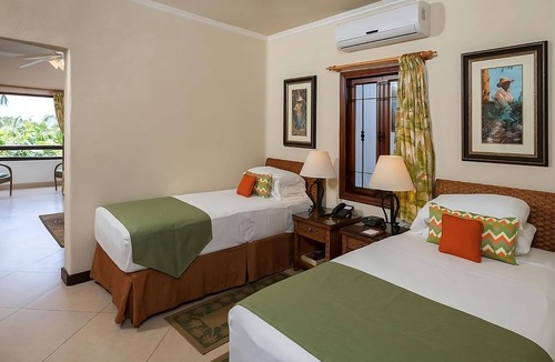 Maynards Hotel | Always a Great Idea To Unwind! Near Heywood Beach! Outdoor Pools, Parking!