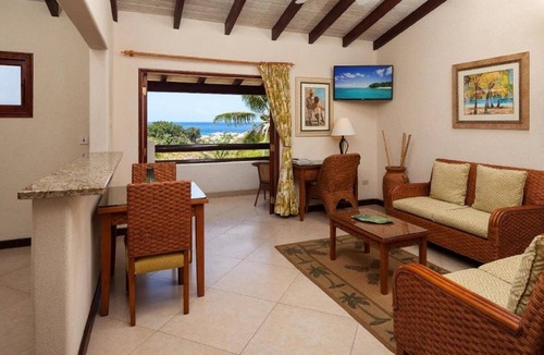 Maynards Hotel | Always a Great Idea To Unwind! Near Heywood Beach! Outdoor Pools, Parking!