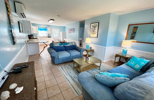 Treasure Cay Apartment | Aly’s Hideaway: Exceptional Value - 2BR Green Turtle Cay Home with Dock Slip