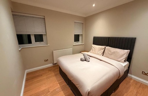 Marlborough Apartment | Amanah Properties - Modern 2-Bedroom Home in Harrow for 6 Guests with Free Parking