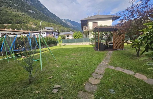 Sarche Apartment | Amanda Deluxe 3-Bedroom Apartment with A/C and Mountain View
