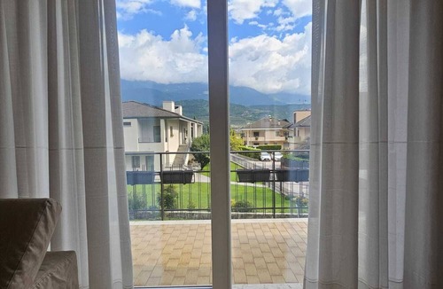 Sarche Apartment | Amanda Deluxe 3-Bedroom Apartment with A/C and Mountain View