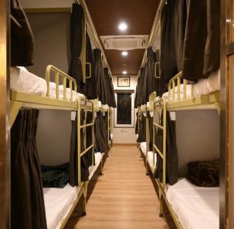 Mahmoorganj Hotel | Amara Super Deluxe Dormitory