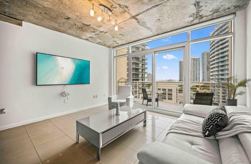 Midtown House | Amazing 2 Bed in Midtown with FREE Parking