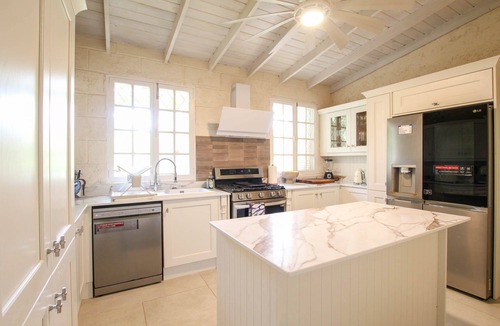 Mullins House | Amazing 4-bed Villa with Pool 5 mins from Beach - Palm Grove 1