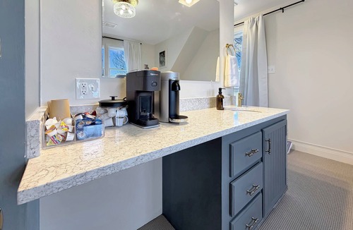 Plymouth House | Amazing 5-bedroom Victorian house Downtown Plymouth 6 minutes from Road America