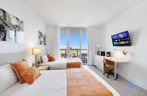 Hallandale Beach Hotel | Amazing Balcony Near Beach