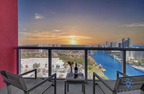 Hallandale Beach Hotel | Amazing Balcony Near Beach