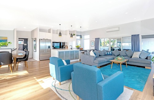 Gisborne House | Amazing Beach Views and Location