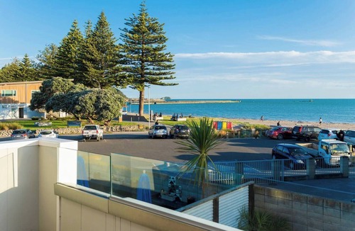 Gisborne House | Amazing Beach Views and Location