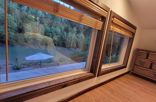 Castle Rock House | Amazing Beach & Waterfront in 2-bedroom Cottage on Toutle River Castle Rock Wa