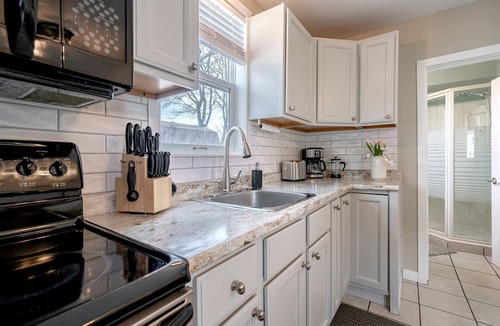 Leamington Cottage | Amazing Beachfront Cottage with Barbecue in Leamington, Ontario