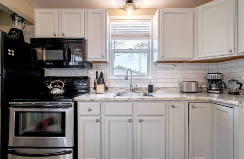 Leamington Cottage | Amazing Beachfront Cottage with Barbecue in Leamington, Ontario