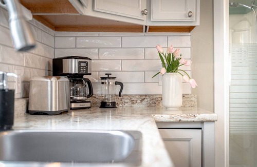 Leamington Cottage | Amazing Beachfront Cottage with Barbecue in Leamington, Ontario