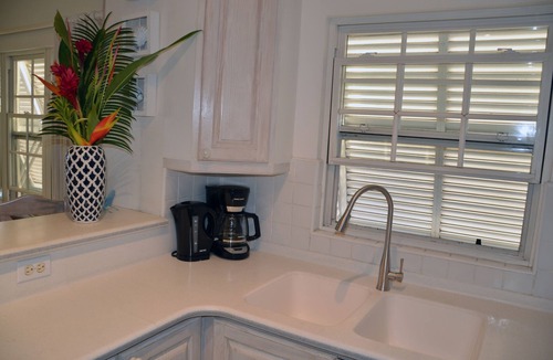 Saint Lawrence Condo | Amazing Beachfront Condo With Pool On Tranquil Worthing Beach - Leith Court #12