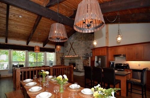 The Blue Mountains House | Amazing Blue Mountain Chalet with Hot Tub,9 Bedrooms, Sleeps 20,Pet Friendly.