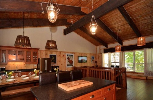The Blue Mountains House | Amazing Blue Mountain Chalet with Hot Tub,9 Bedrooms, Sleeps 20,Pet Friendly.