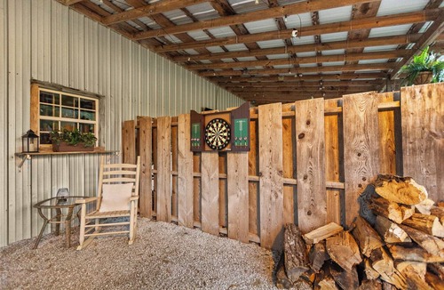 Winona Cabin | Amazing Bunkhouse. Sleeps up to 10. Access to Brimstone. Pets. Multiple Hot Tubs
