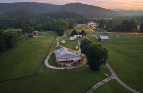 Winona Cabin | Amazing Bunkhouse. Sleeps up to 10. Access to Brimstone. Pets. Multiple Hot Tubs