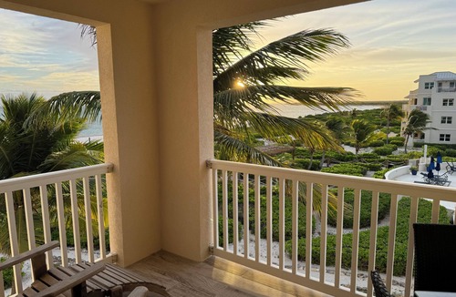 Wheeland Settlement Condo | Amazing Corner Unit at Northwest Point Condos 1br/1 bath