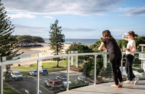Currimundi Apartment | Amazing Currimundi Lakefront Ocean Penthouse