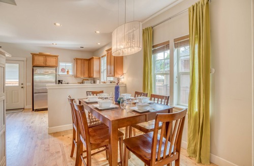 Old Bend House | Amazing Downtown Bend location, King suite and private fenced patio with Hot Tub