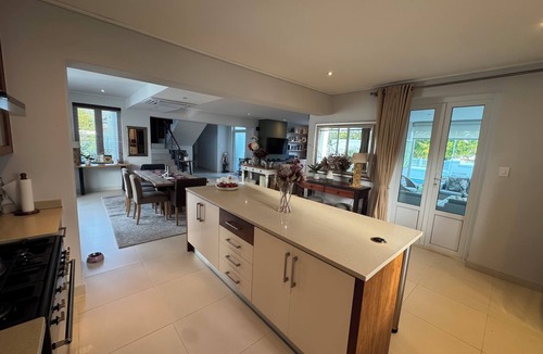 Stellenbosch House | Amazing estate living in the heart of Stellenbosch wine country.