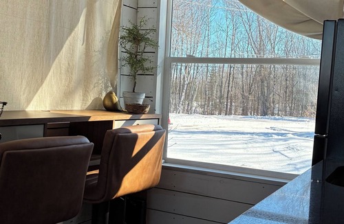Ashland Apartment | Amazing LAKEFRONT studio. STEPS from the lake! private deck for sunsets!