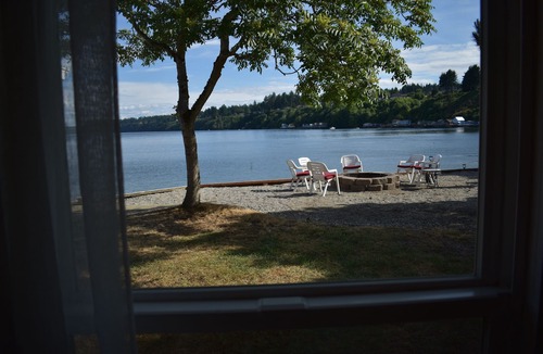 Gig Harbor House | Amazing Lighthouse Beach Waterfront Homes sleeps 14