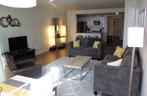 Downtown Seattle Apartment | Amazing Location by Pike Pl Market ~ Water Views ~ HUGE, Sleeps 8, 6 adults max