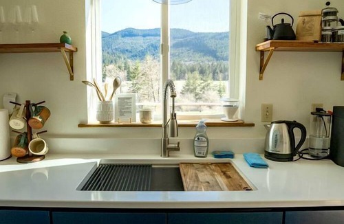 Sequim Cottage | Amazing Mountain Views in this Charming Cottage with a Hot Tub in Sequim, Washington