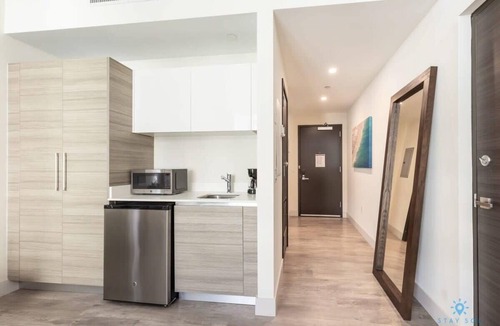 Hollywood Condo | Amazing Pool+ Gym+ Hot Tub|Near Beach