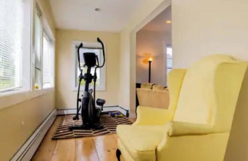 Portsmouth House | Amazing remodeled house that sleeps 11! Walk to downtown Portsmouth and park 8+