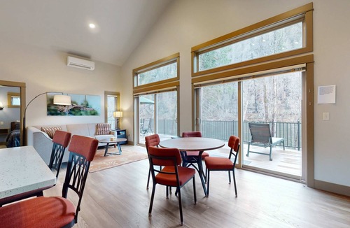 Vida Apartment | Amazing riverfront cabin with views, deck, firepit, & grill - dog-friendly