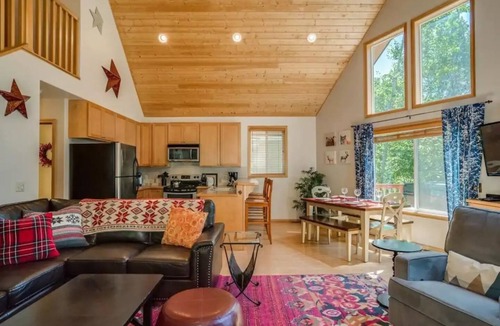 Leavenworth Cabin | Amazing riverfront cabin! 8 person Hot Tub, 20 min to Stevens and Leavenworth!