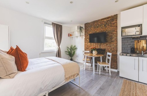Childs Hill Apartment | Amazing serviced accommodations for Corporate Contractors and Leisure clients Located at a walking distance from three majors Underground and Overground stations