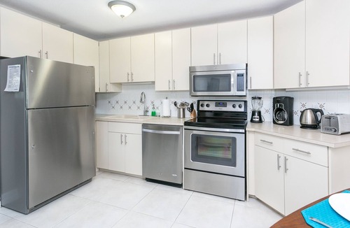 Seven Mile Beach Condo | Amazing SMB location! Cayman Reef 47 King bed 65" TV, Bright Airy FULLY stocked