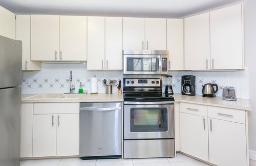 Seven Mile Beach Condo | Amazing SMB location! Cayman Reef 47 King bed 65" TV, Bright Airy FULLY stocked