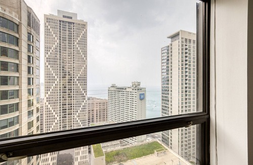 Streeterville Apartment | Amazing Streeterville 1BR w/Gym, Pool, near Navy Pier, by Blueground