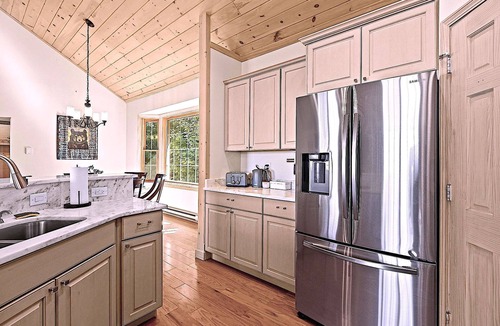 Beech Mountain Cottage | Amazing Sunset View, 1 Mile To Ski, Sauna, Hot Tub, Wi-Fi, Game Room, Bonfire