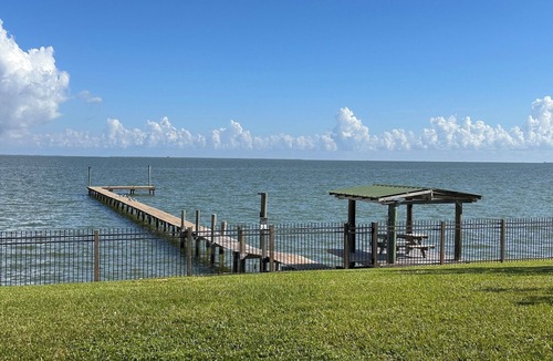 Bacliff House | Amazing sunsets! 6 person hot tub & private 270’ lighted fishing pier!