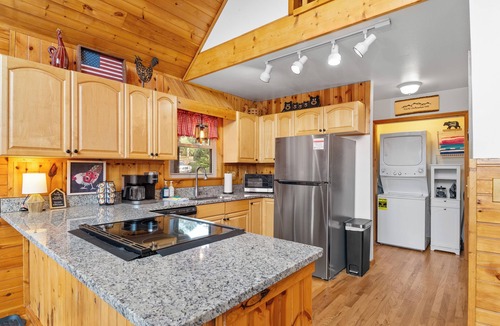 Maggie Valley Cabin | Amazing Views, Ctr of Maggie! Hot Tub, Mins to Golf, Hiking, Casino, Asheville!