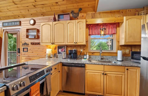 Maggie Valley Cabin | Amazing Views, Ctr of Maggie! Hot Tub, Mins to Golf, Hiking, Casino, Asheville!